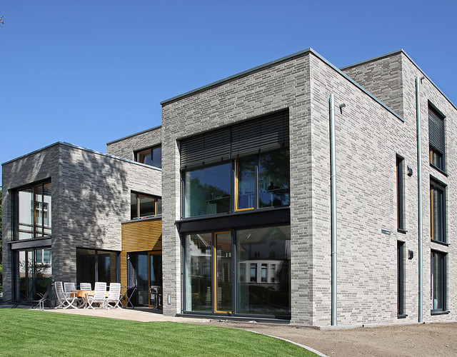 A multi-family house made of gray shaded mélange Faro brick