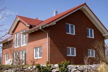 Single-family houses made of shaded smooth brick