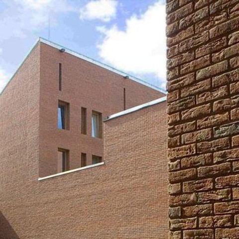 A residential building made of Fehnbrand light red shaded brick