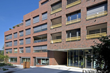 A residential building made of Wiesmoor kohle red