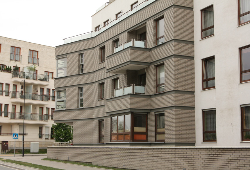 A residential building in Warsaw made of gray shaded Faro brick