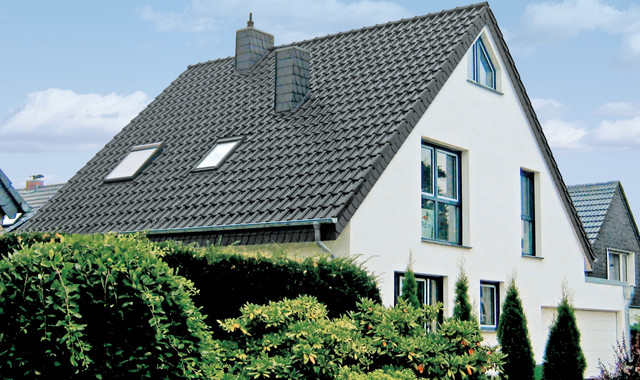 A single-family house covered with anthracite engobe Monza roof tiles