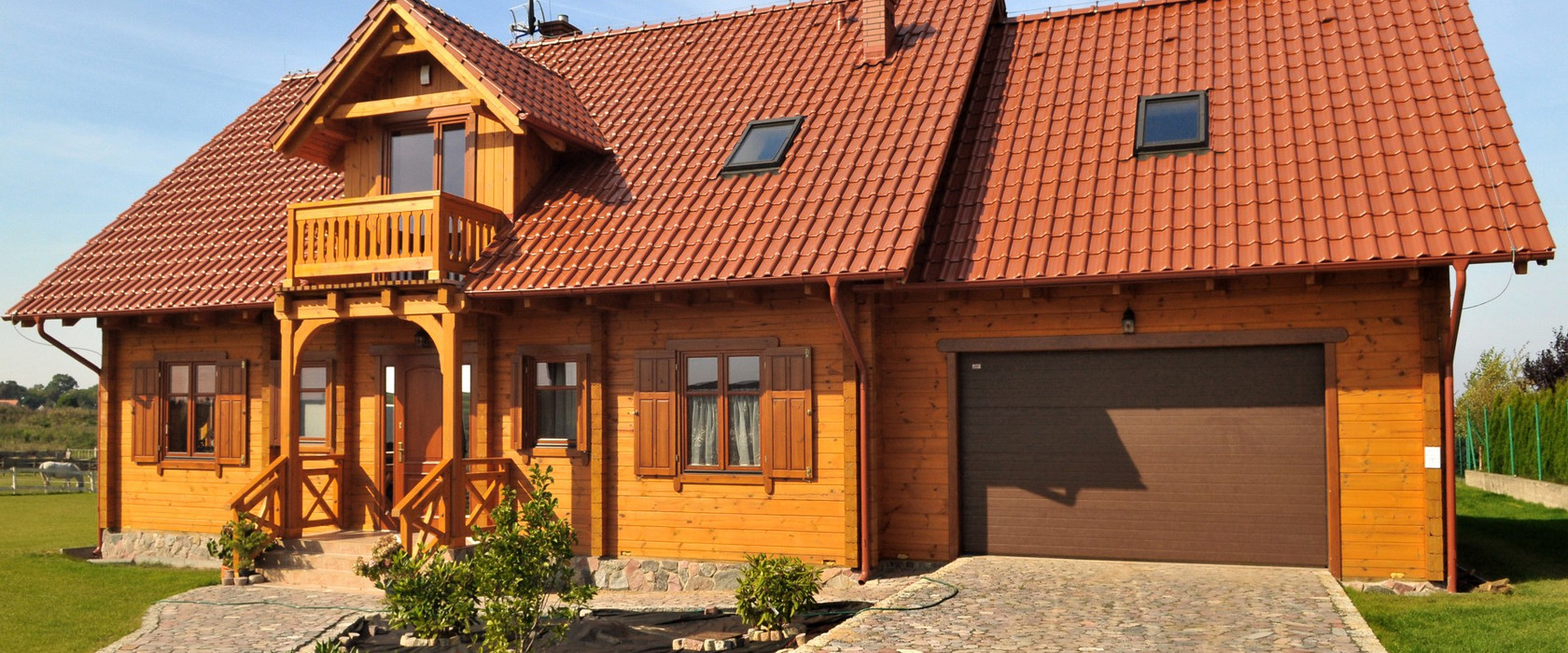 A single-family house covered with Monza roof tiles