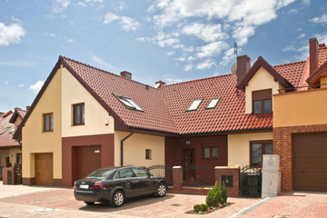 A multi-family house covered with chestnut engobe Monzaplus tiles
