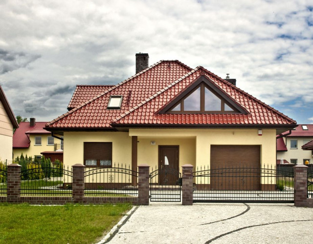 A single-family house covered with chestnut engobe Monzaplus roof tile