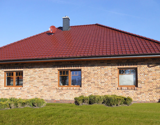 A single-family house covered with an engobe chestnut Piemont tile