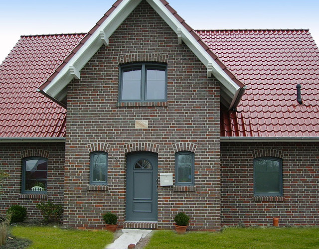 A single-family house covered with chestnut engobe Bornholm tiles