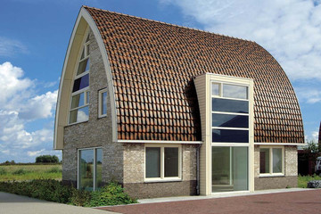 A single-family house covered with shaded copper brown Flandern tiles