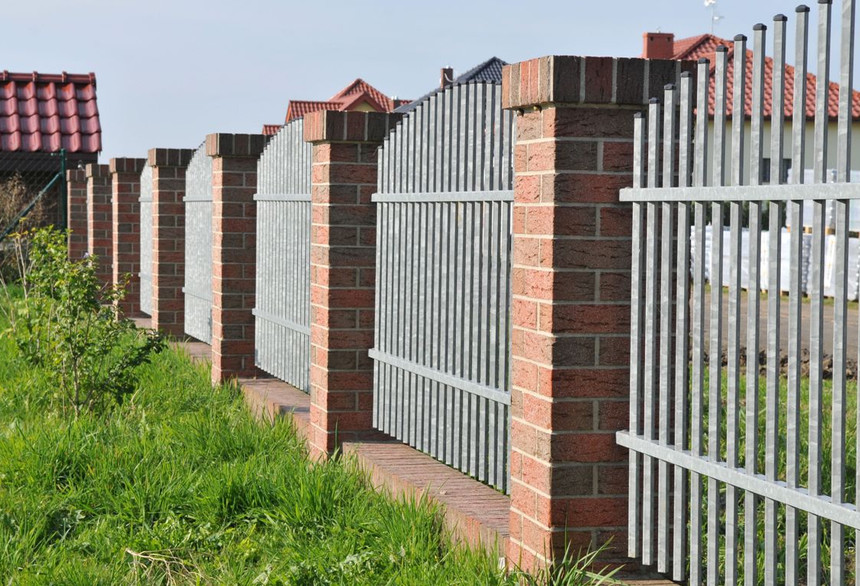Fence made of shaded clinker Victoria brick