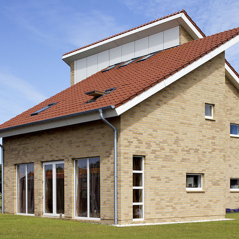 A single-family house covered with red engobed Flandern tiles