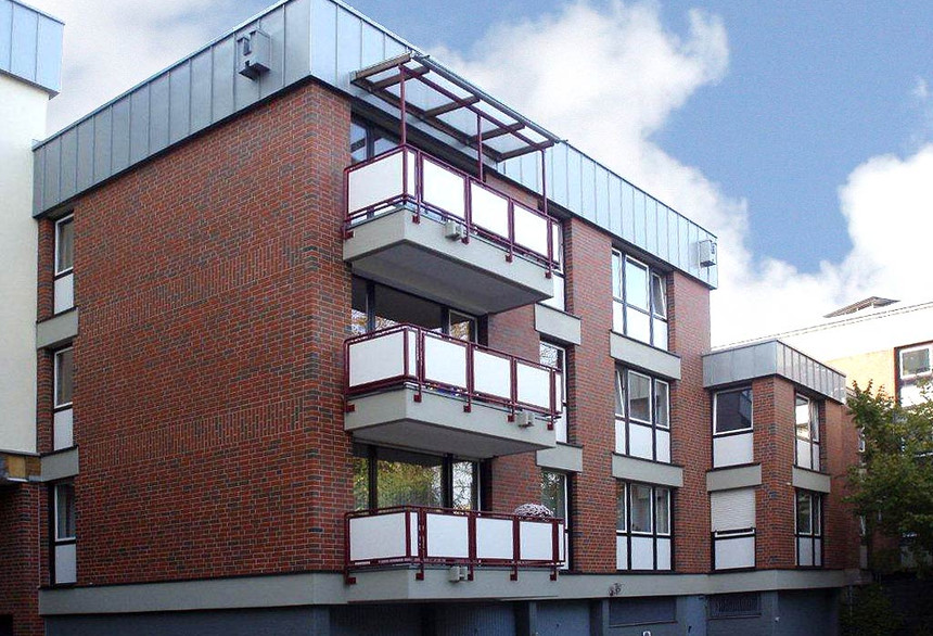 A residential building made of Westerwald shaded smooth brick
