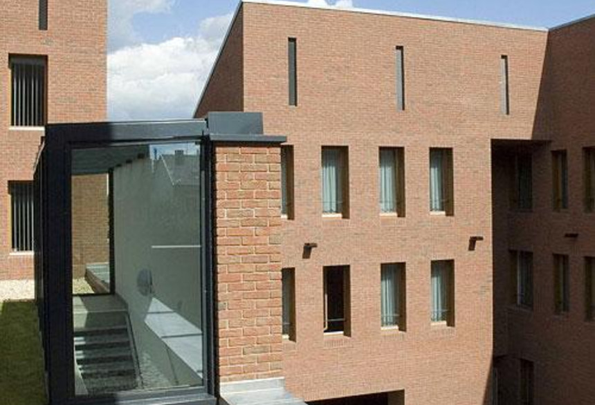 A residential building made of Fehnbrand light red shaded brick