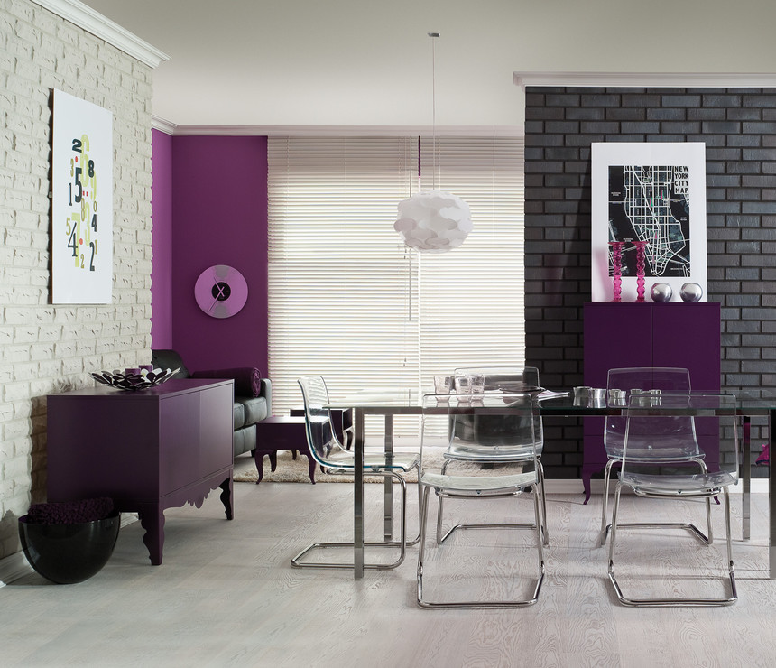 Dining room in strong colors
