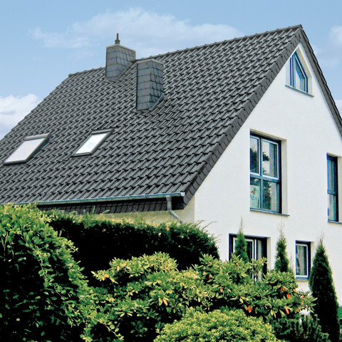 A single-family house covered with anthracite engobe Monza roof tiles