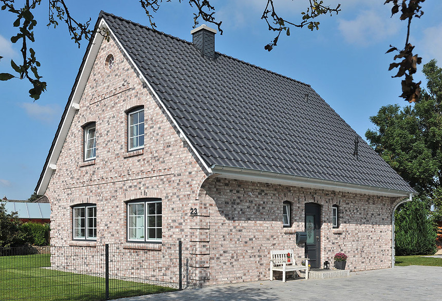 A single-family house with anthracite engobe Monzaplus roof tiles