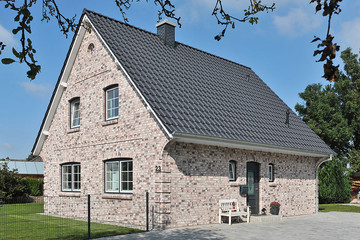 A single-family house with anthracite engobe Monzaplus roof tiles