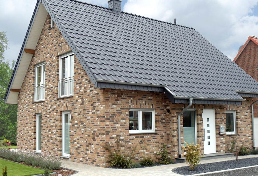 A single-family house covered with anthracite engobe Monzaplus roof tiles