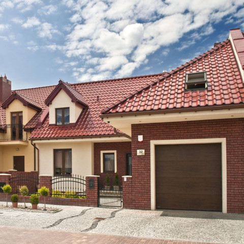 A single-family house covered with chestnut engobe Monza roof tile