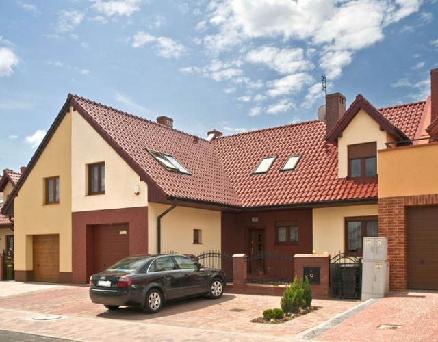 A multi-family house covered with chestnut engobe Monzaplus tiles