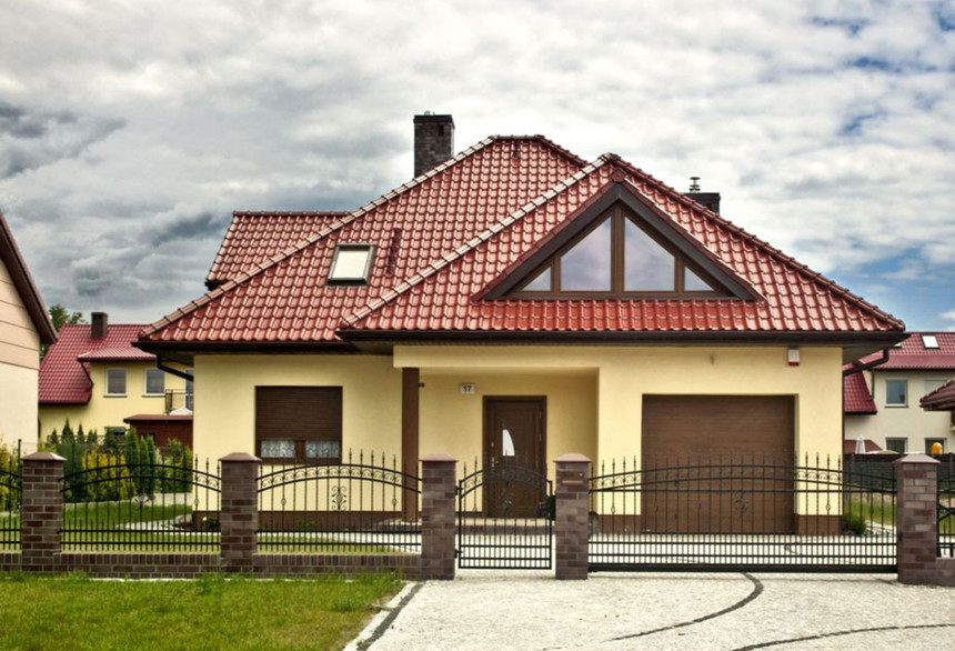 A single-family house covered with chestnut engobe Monzaplus roof tile