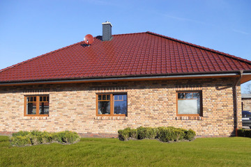 A single-family house covered with an engobe chestnut Piemont tile