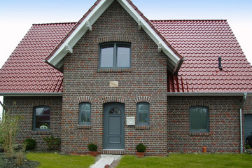 A single-family house covered with chestnut engobe Bornholm tiles