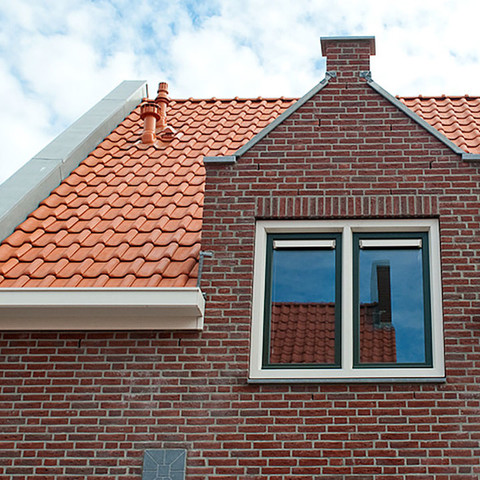 Single-family house with natural red Piemont tiles