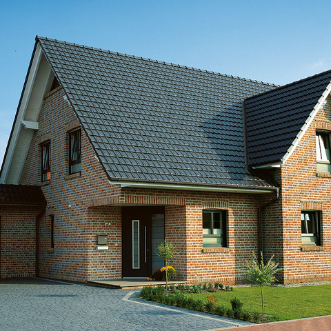 A single-family house covered with anthracite Rheinland tiles