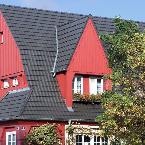 A single-family house covered with anthracite Rheinland tiles
