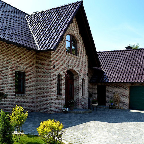 A single-family house covered with Flandernplus Baloro tiles